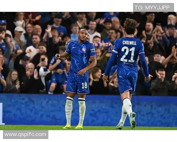 蓝色衣服的足球明星是谁他在赛场上的表现令人瞩目 蓝色衣服的足球明星是谁他在赛场上的表现令人瞩目