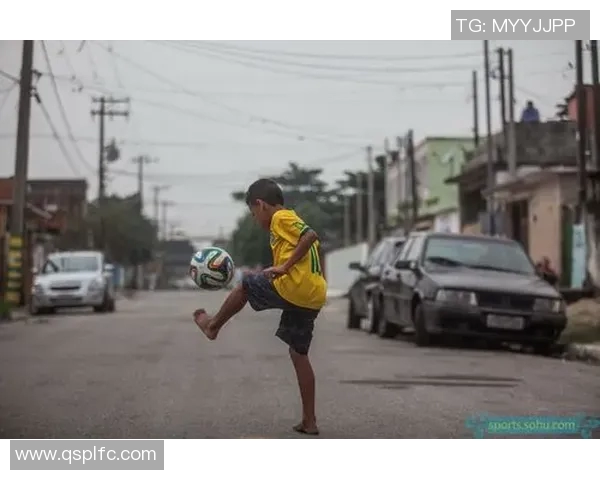 巴西街头足球明星与球迷亲密合影展现热情与梦想的瞬间